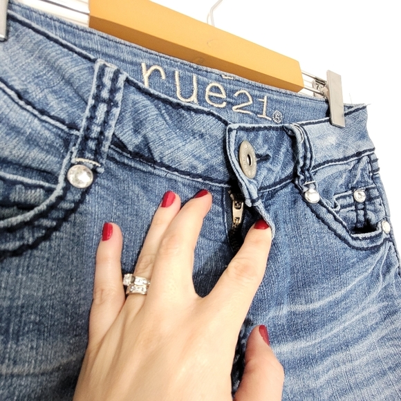 Women's Y2K Rue21 Blue Studded Cropped 3/4 Jeans Gem Pockets Classic Denim 1/2 - Picture 3 of 10